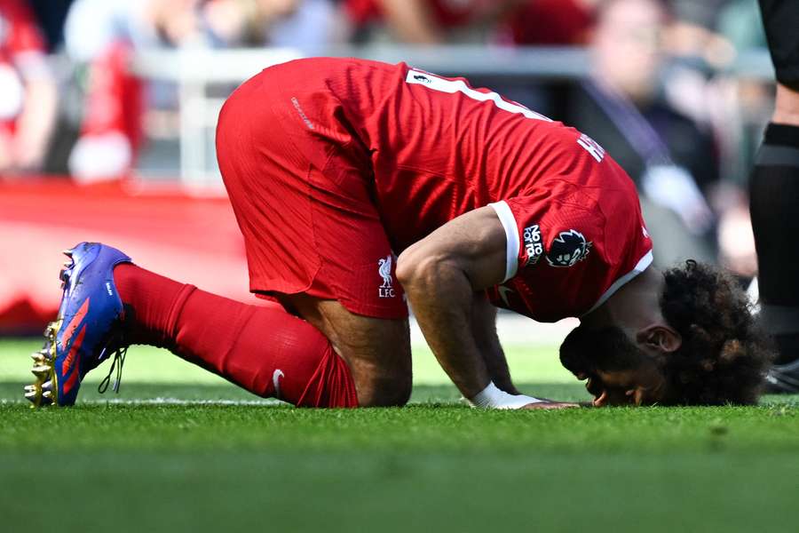 Salah faz dois, e Liverpool vence o Tottenham em jogo agitado do