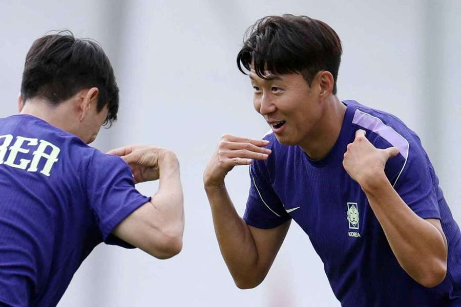 Son (à direita) é o destaque coreano Son (à direita) é o destaque coreano