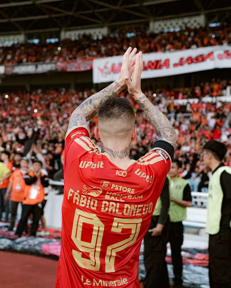 Fábio agradece apoio da massa após jogo do Persija