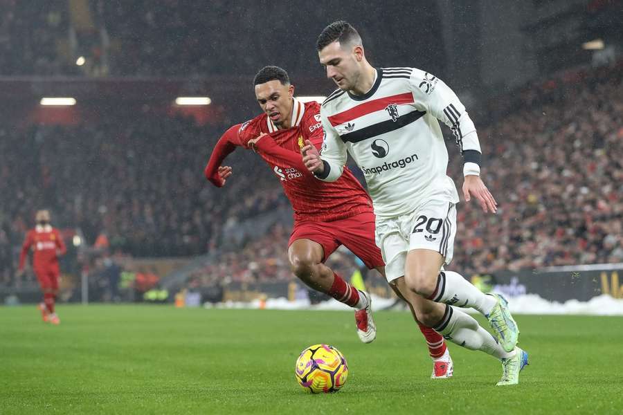 Diogo Dalot, în duel cu Trent Alex-Arnold