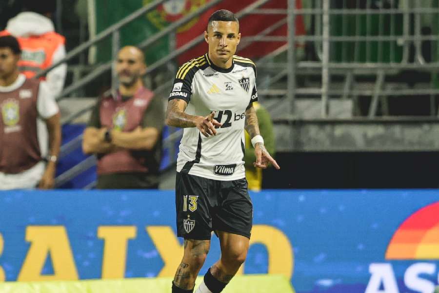 Guilherme Arana durante duelo com o Palmeiras, no Allianz Parque