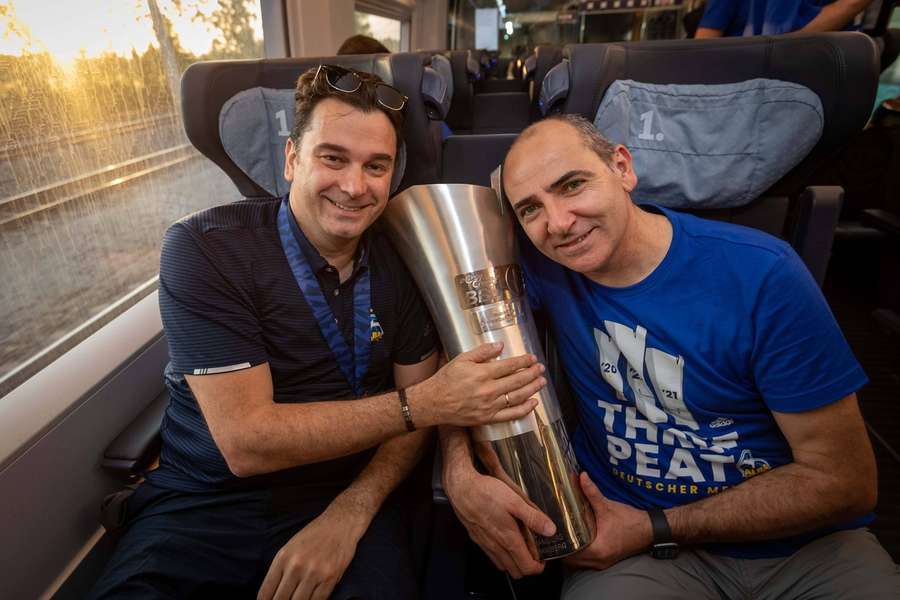 Himar Ojeda (r.) gewann mit ALBA-Cheftrainer Israel Gonzalez die dritte Deutsche Meisterschaft in Folge.