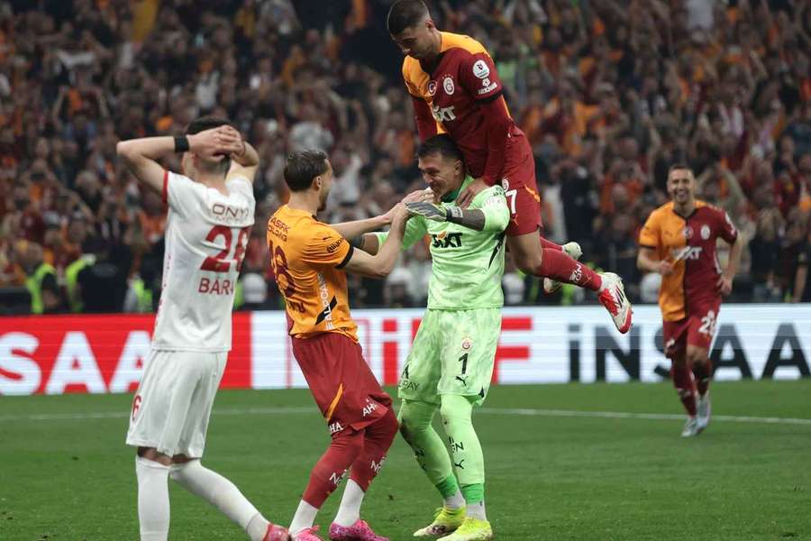 Video: Fernando Muslera scores a penalty as Galatasaray crowned champions