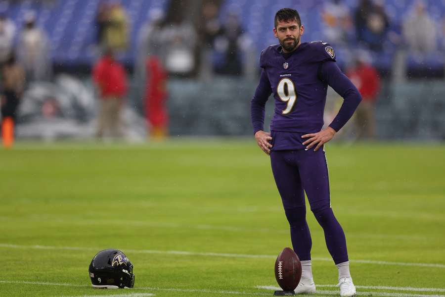 Ravens kicker Justin Tucker warming up before a game
