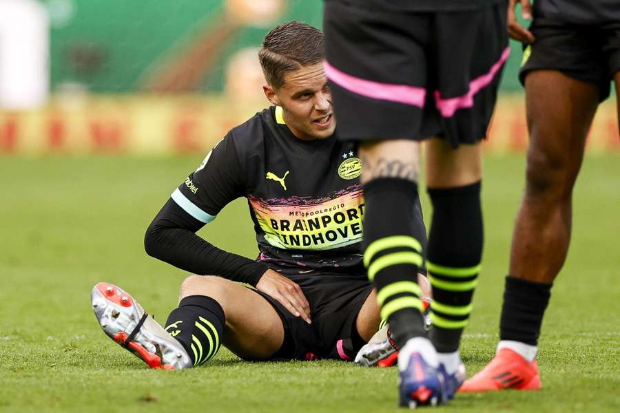 Joey Veerman zit geblesseerd op het veld tijdens Willem II - PSV