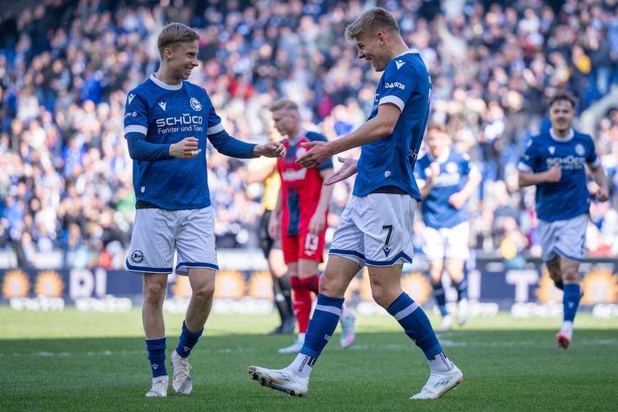 Arminia Bielefeld bejubelt den Erfolg über Hansa Rostock.