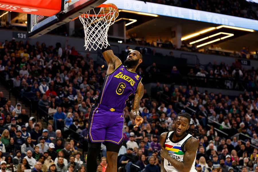 Ważna wygrana Lakers, którzy awansowali na siódme miejsce w Konferencji Zachodniej