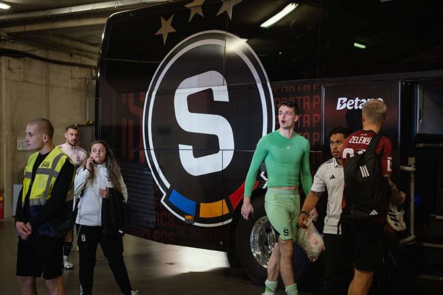 Jakub Surovčík nasedá po nedohraném derby do autobusu na cestu z Edenu.