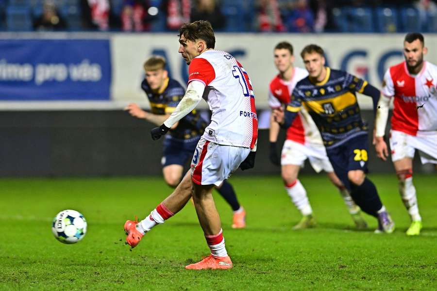 Slávistický hrdina Mojmír Chytil střílí z penalty gól v Teplicích. Slávistický hrdina Mojmír Chytil střílí z penalty gól v Teplicích.