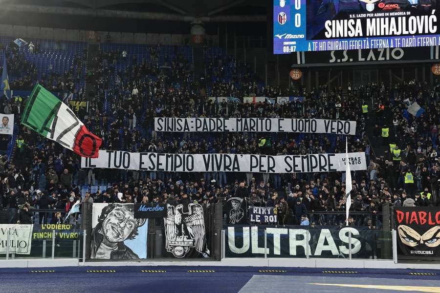 L'omaggio dei tifosi della Lazio a Mihajlovic