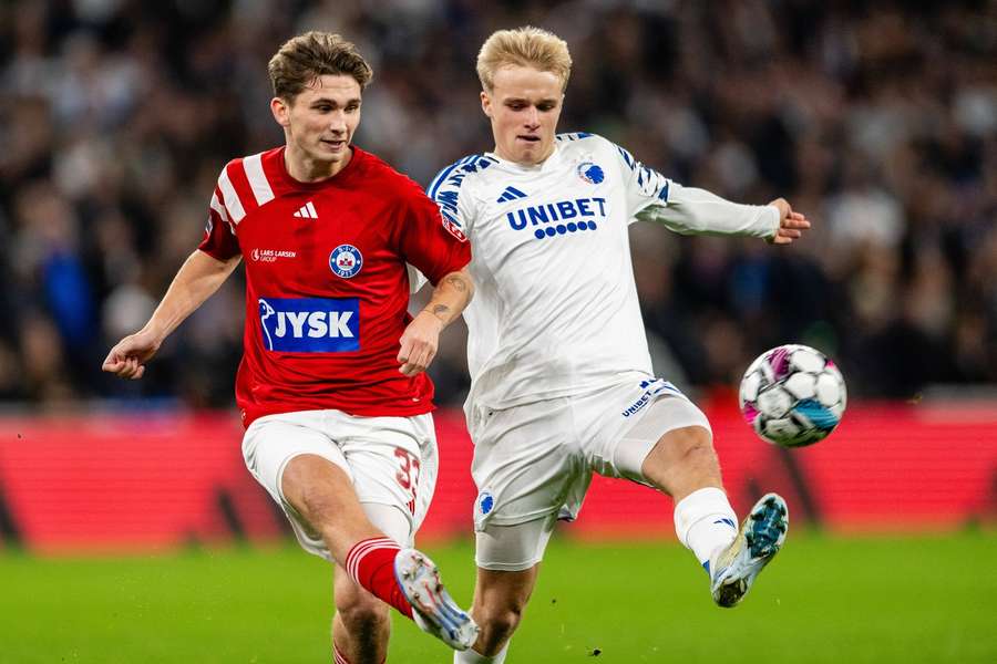 Mads Freundlich and Victor Froholdt battel for possession in the Danish Cup final