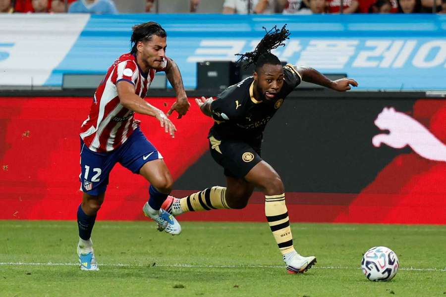 Antoine Semenyo battles with Carlos Martin