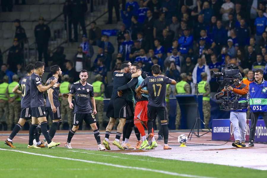 Velká radost hráčů Karabachu po vstřeleném gólu. Velká radost hráčů Karabachu po vstřeleném gólu.
