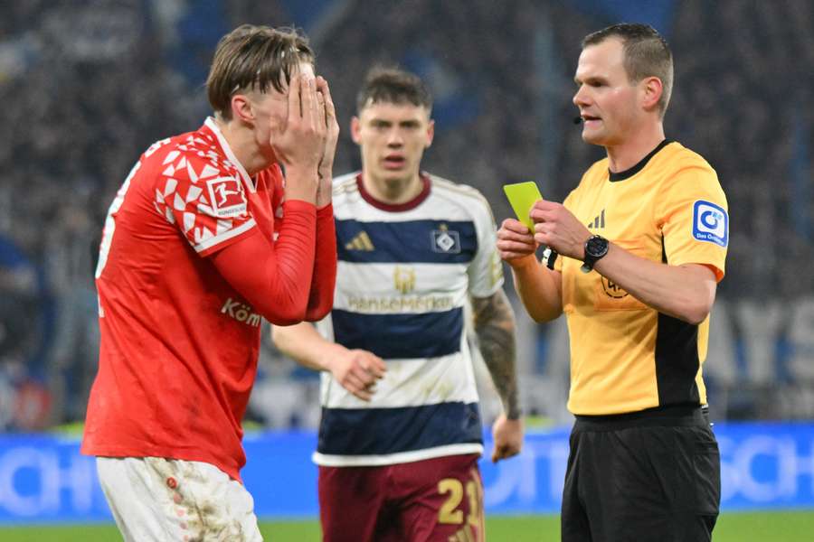Viele Schiedsrichter-Diskussionen zwischen Referee Robin Braun, Mainz und dem HSV