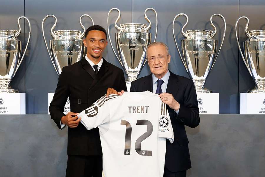 Trent Alexander-Arnold, alături de președintele Florentino Perez