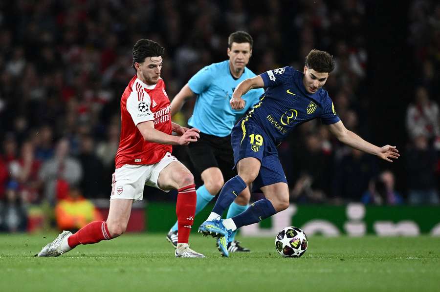 Julián Álvarez îl provoacă pe Declan Rice în semifinala Arsenal - Atlético Julián Álvarez îl provoacă pe Declan Rice în semifinala Arsenal - Atlético