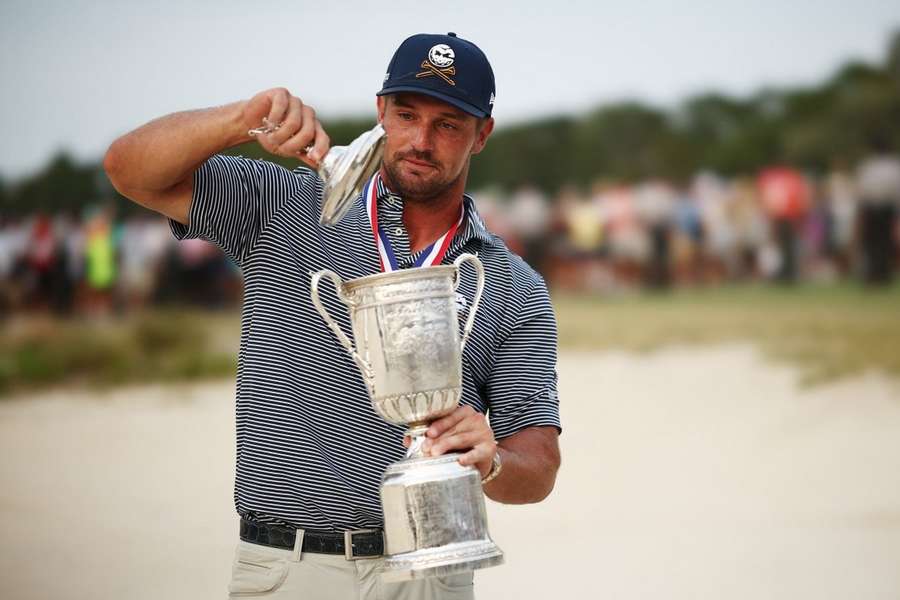 Bryson DeChambeau et son trophée.