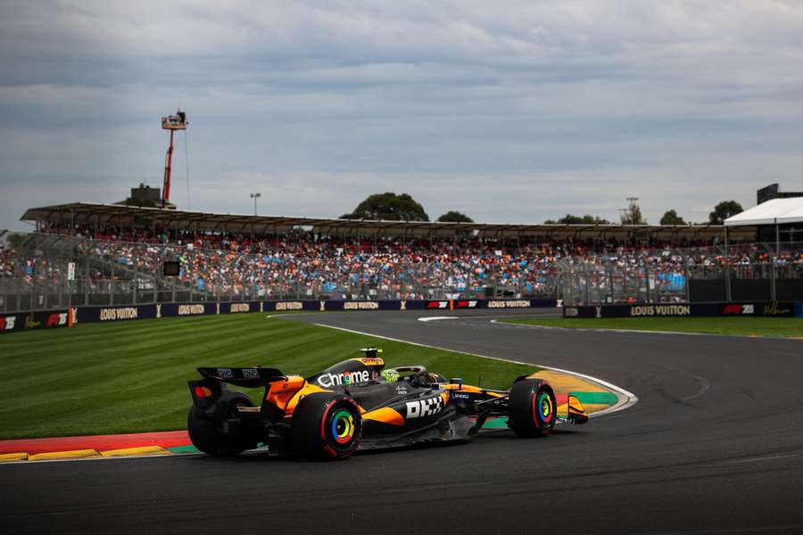 McLareny najlepsze w kwalifikacjach w Melbourne, niespodzianki w czołówce
