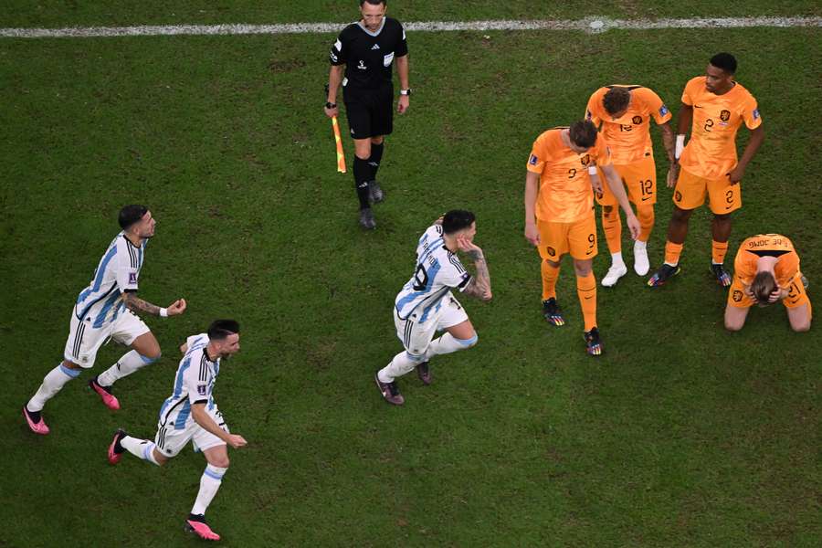 Otamendi com um gesto para os neerlandeses na hora de celebrar