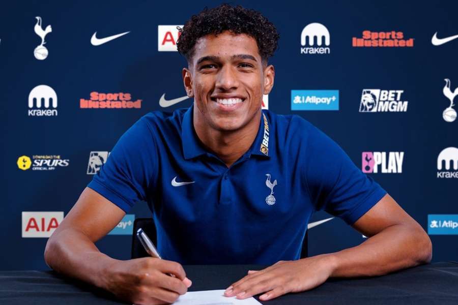 João Victor Souza quando assinou pelo Tottenham