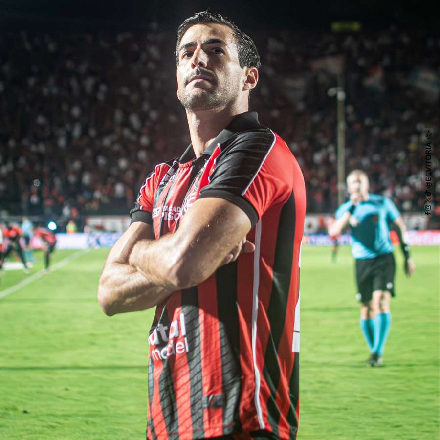 Raúl Cáceres garantiu o triunfo do Vitória contra o Bahia Raúl Cáceres garantiu o triunfo do Vitória contra o Bahia