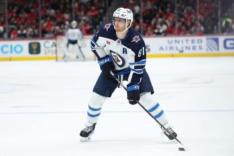 Winnipeg Jets' Kyle Connor handling the puck (2025)