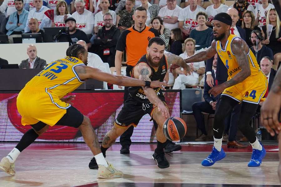 Mike James contre le Maccabi Tel Aviv en 1/4 de finale d'Euroligue la saison dernière 