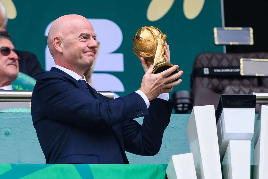 Gianni Infantino cu trofeul Cupei Mondiale Gianni Infantino cu trofeul Cupei Mondiale