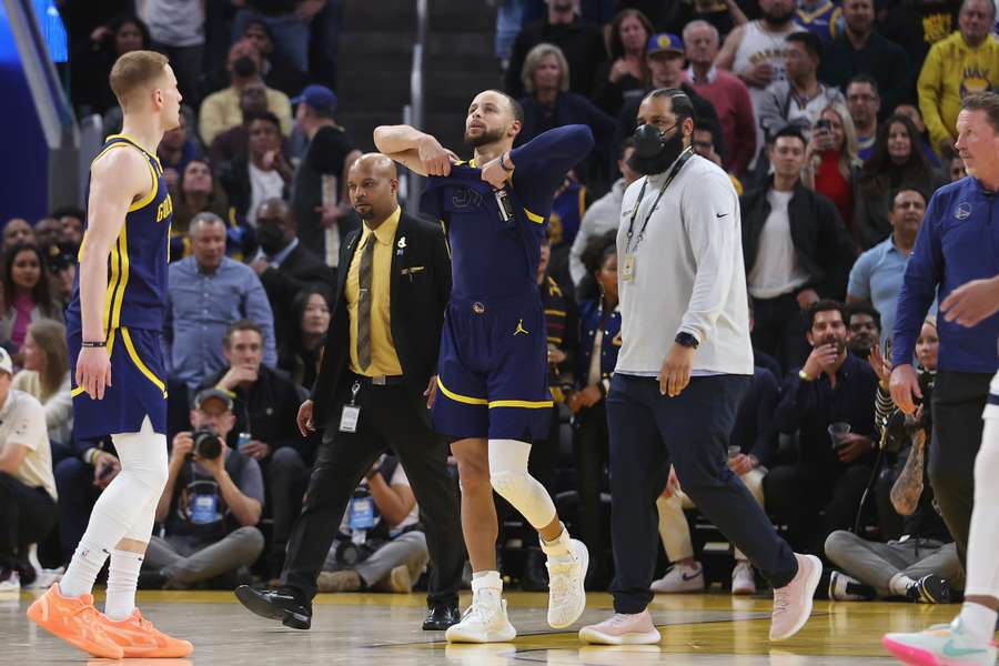 Stephen Curry foi expulso de uma partida pela terceira vez na carreira