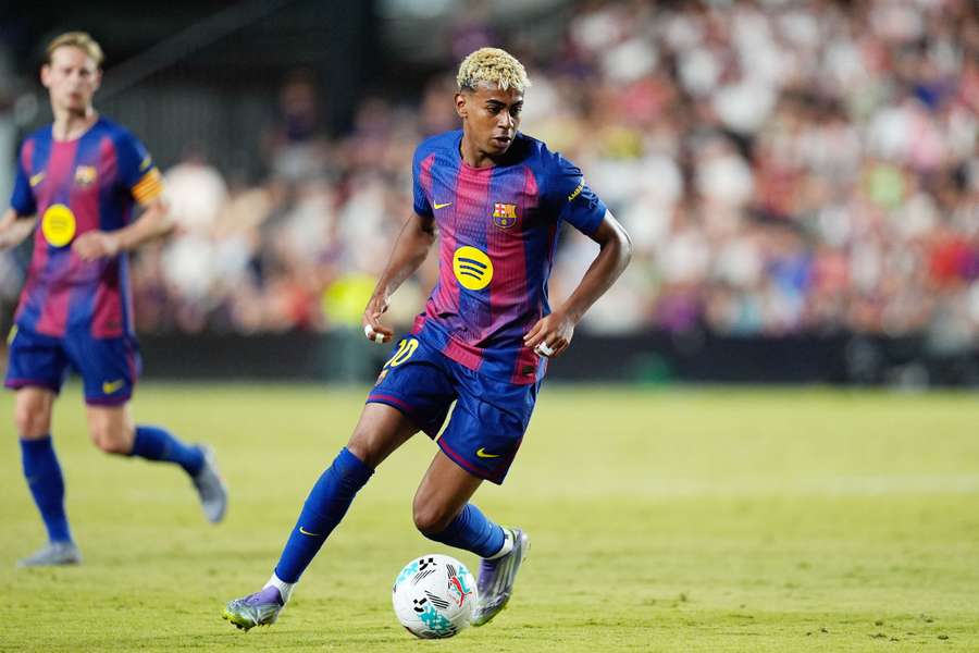 Lamine Yamal conduce el balón Lamine Yamal conduce el balón