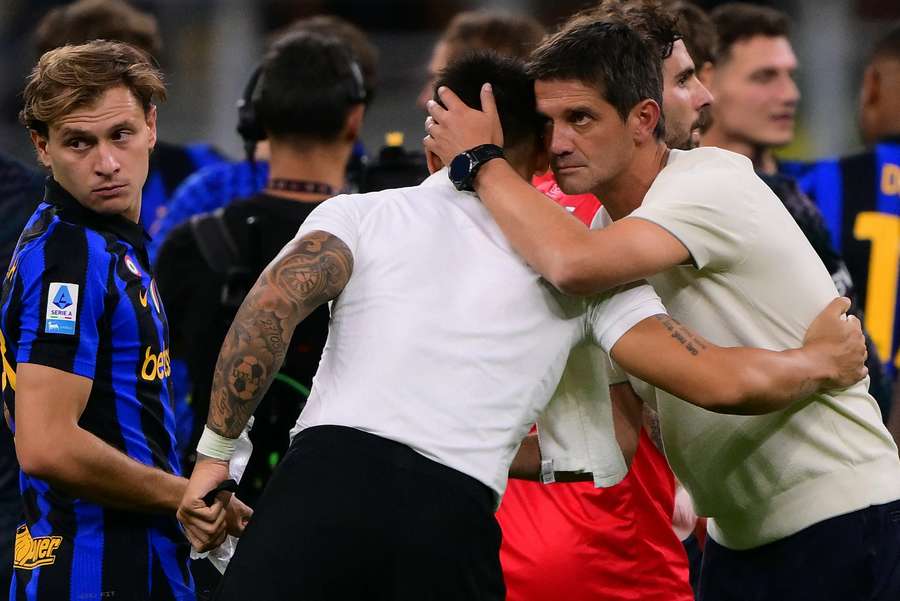 Cristian Chivu abbraccia Lautaro Martinez Cristian Chivu abbraccia Lautaro Martinez