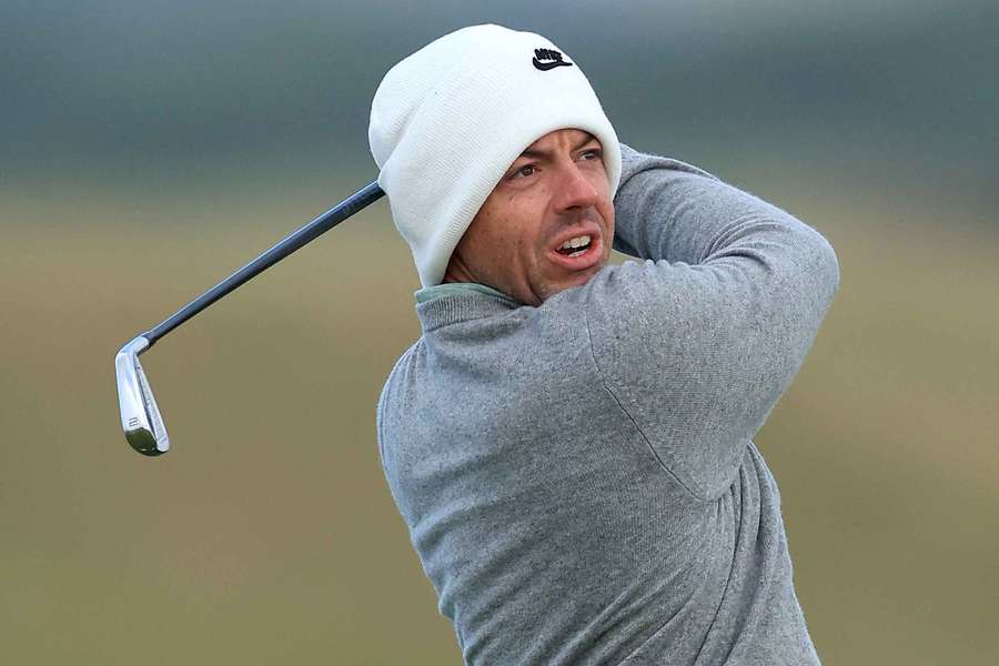 Rory McIlroy dá uma tacada no Old Course em St Andrews na quarta-feira, antes do início do Alfred Dunhill Links Championship