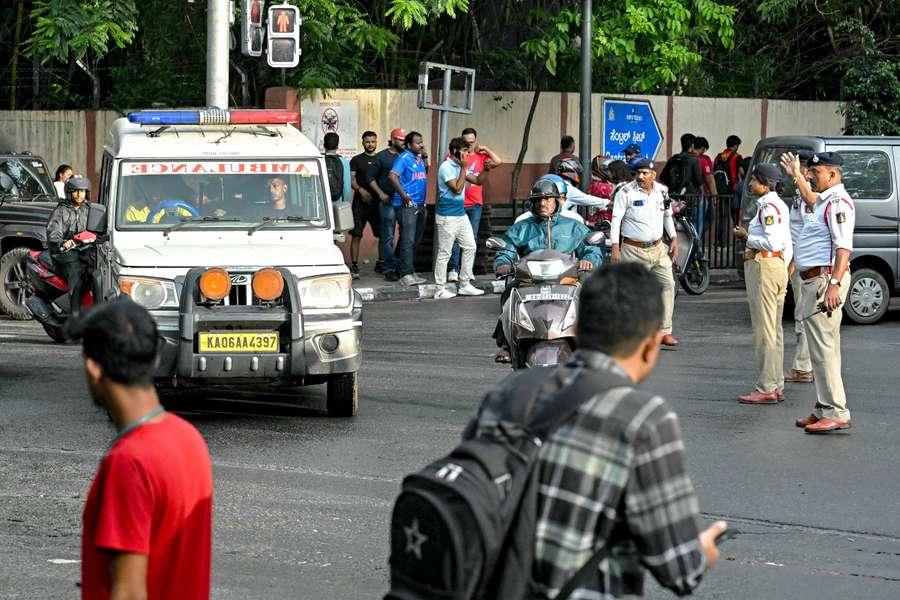 Policja drogowa ustępuje miejsca karetce pogotowia w pobliżu stadionu M. Chinnaswamy w Bengaluru po zgłoszeniu ofiar w wyniku paniki.