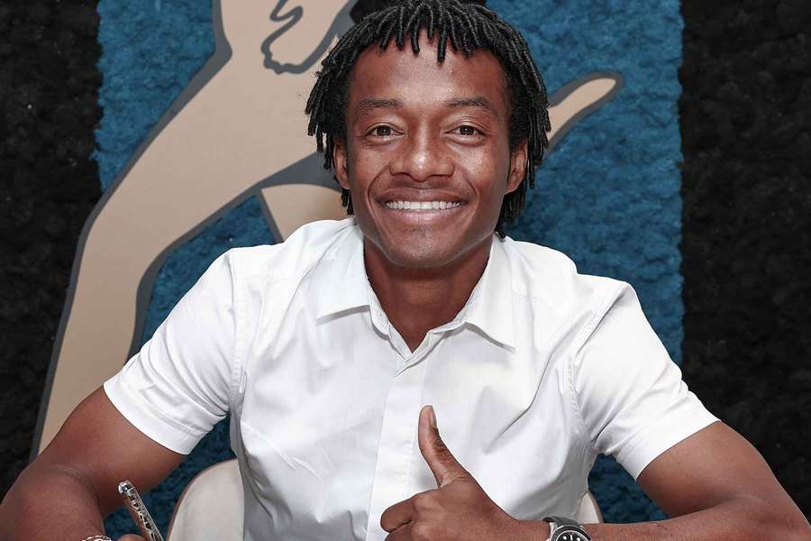 Juan Cuadrado na assinatura do contrato