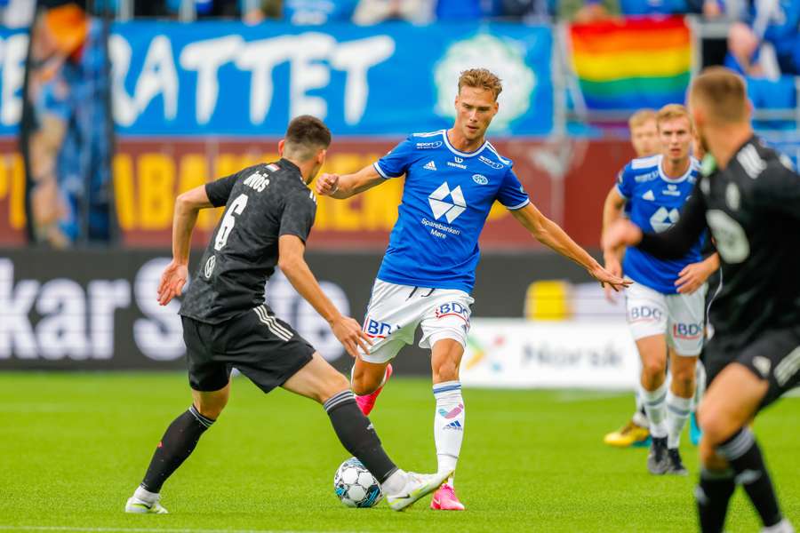 Molde's Sivert Mannsverk (C) in actie tegen Bence Otvos (L) van Kisvarda FC