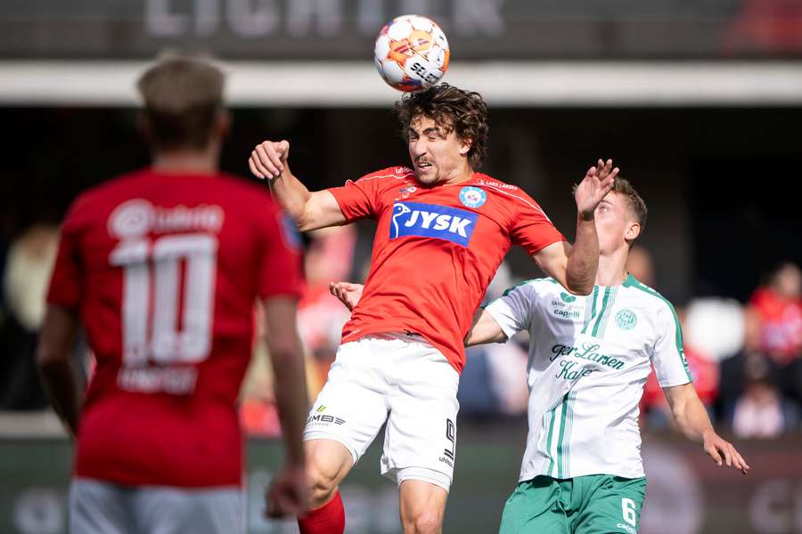 Silkeborgs Alexander Lind i duel med Viborgs Mads Søndergaard under superligakampen mellem Silkeborg IF og Viborg FF