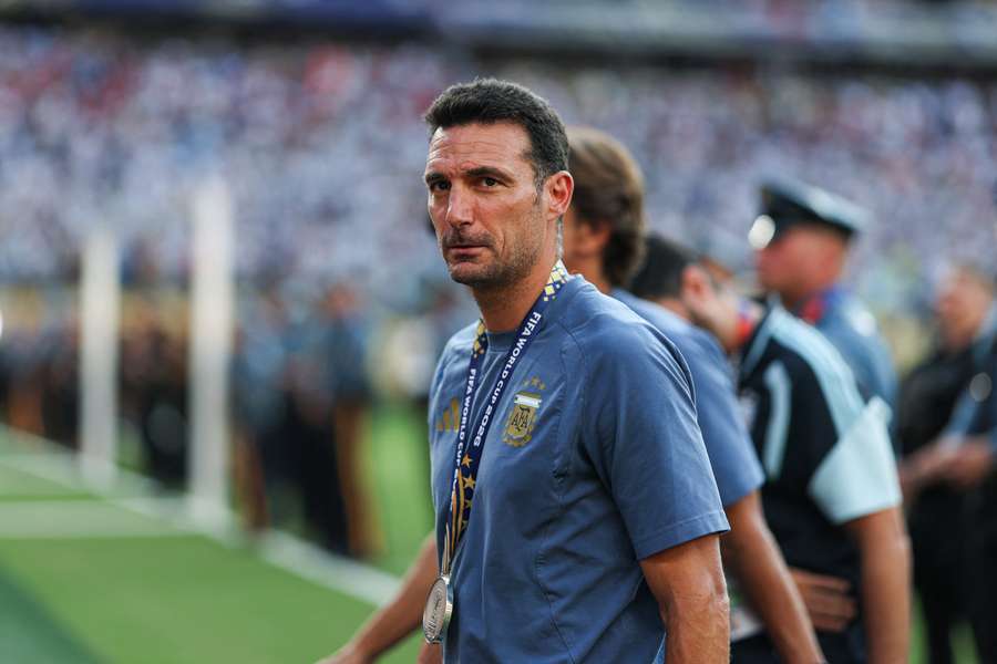 Scaloni deixa o campo do estádio em Nova Jersey Scaloni deixa o campo do estádio em Nova Jersey