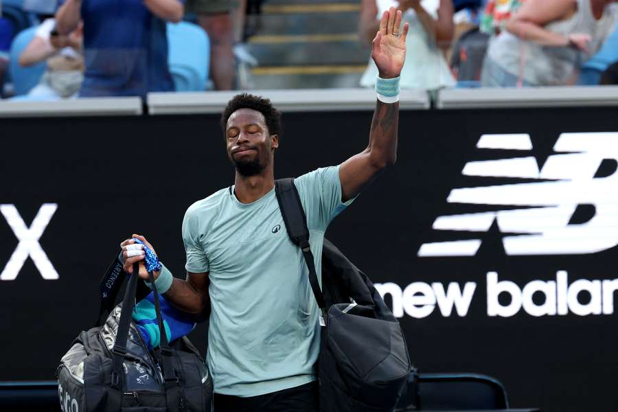 Gaël Monfils la ieșirea de pe teren, luni.