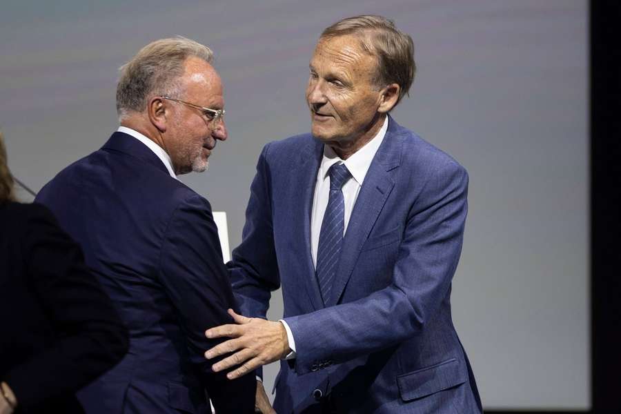 Karl-Heinz Rummenigge (t.v.) og Hans-Joachim Watzke forsvarer UEFA's beslutning.