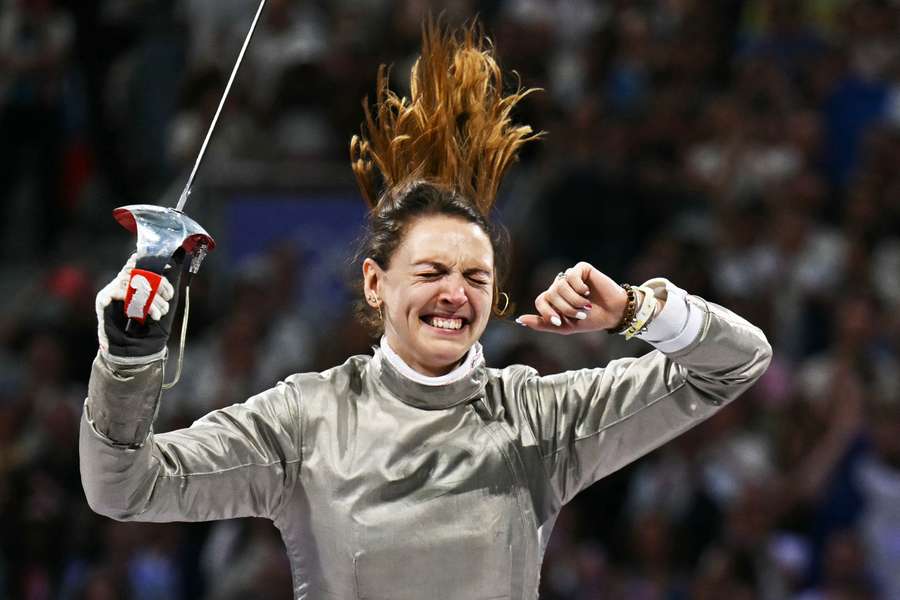 Manon Apithy-Brunet festeja o ouro olímpico