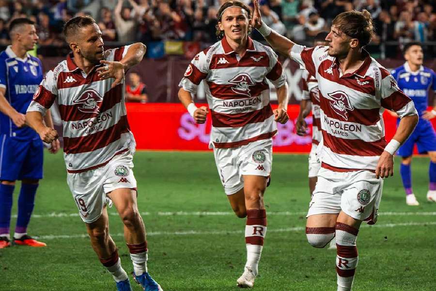 Jucătorii Rapidului se bucură după primul gol Jucătorii Rapidului se bucură după primul gol