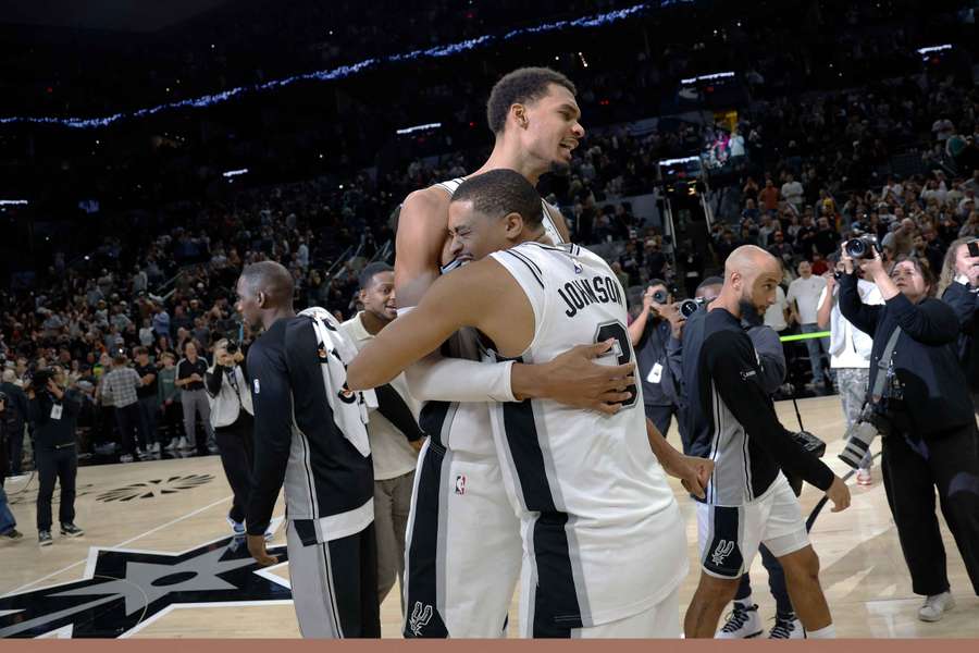 Wembanyama et Johnson célébrant la victoire. Wembanyama et Johnson célébrant la victoire.