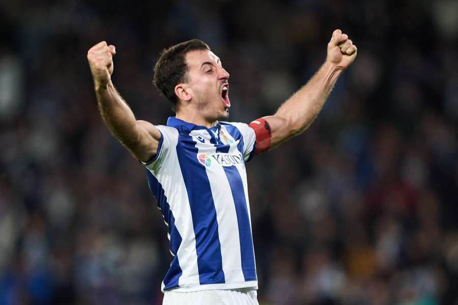 Mikel Oyarzabal celebra su gol 100