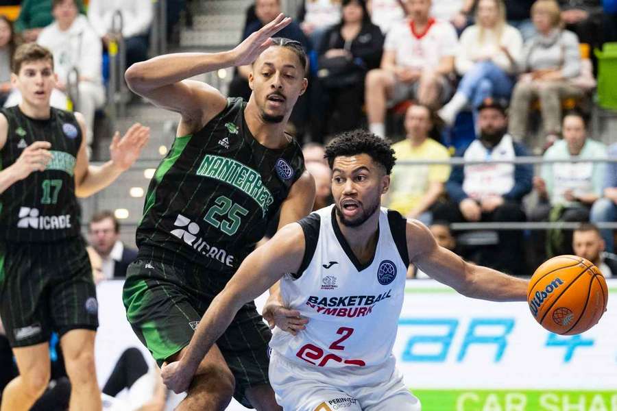 Nymburský Stephen Brown si kryje balon před Williamem Howardem z Nanterre.