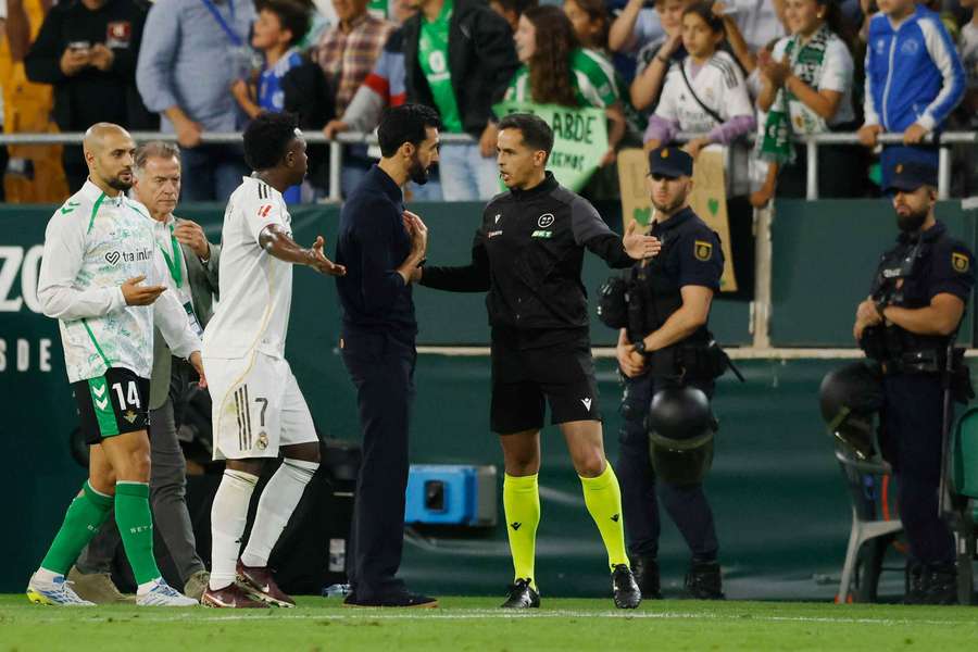 Arbeloa y Vinícius protestan al cuarto árbitro por el gol de Bellerín