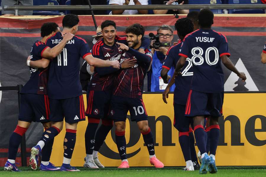 Carles Gil celebra su gol de penalti