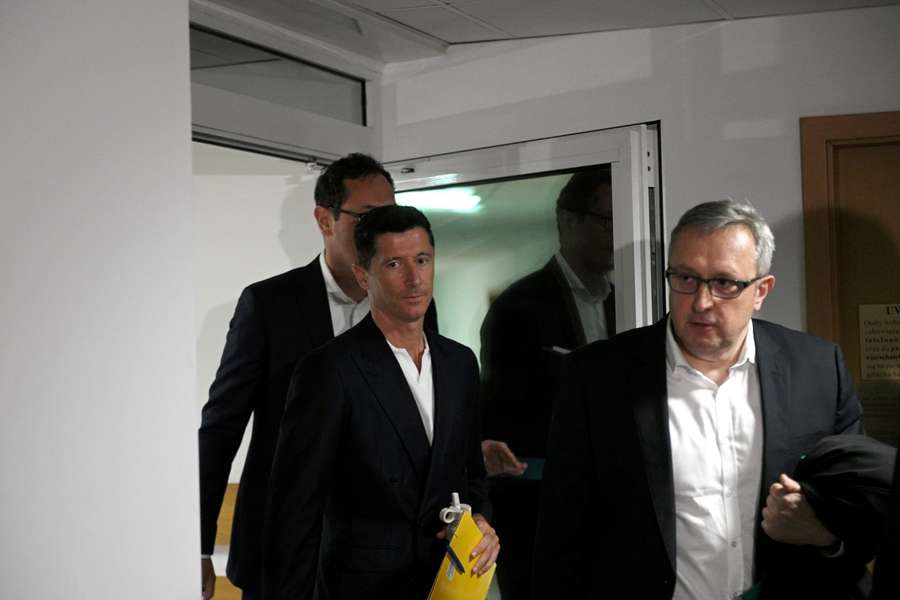 Robert Lewandowski (L) opuszcza sąd w Warszawie, Polska, 11 czerwca 2025 r. Robert Lewandowski (L) opuszcza sąd w Warszawie, Polska, 11 czerwca 2025 r.