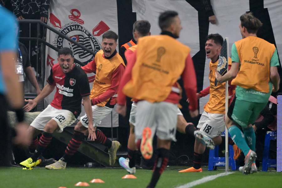 Jogadores do Newell's Old Boys comemoram gol em Itaquera