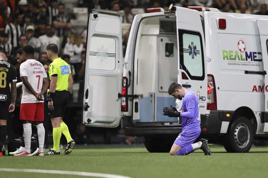 A ambulância retirou Alix Vinícius do gramado da Arena MRV