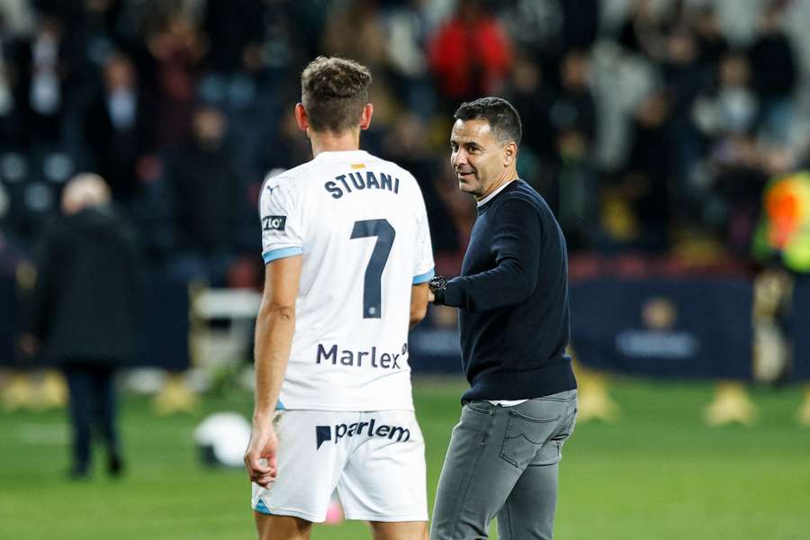 Míchel y Stuani, en un partido de la temporada 2023/24